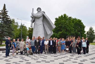 Возложение цветов к мемориалу в День памяти и скорби