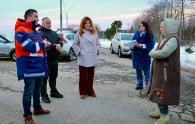Муниципальные депутаты Надежда Рузаева и Виктор Артемов держат на контроле вопросы жителей деревни Лукино
