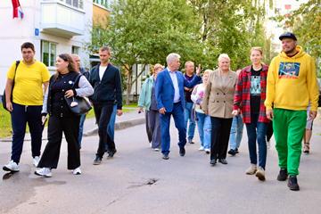 Глава муниципального округа Бекасово Ольга Колокольчикова и муниципальные депутаты Евгений Клепалов и Татьяна Закарян приняли участие в обходе территории под руководством главы управы Николая Волкова.